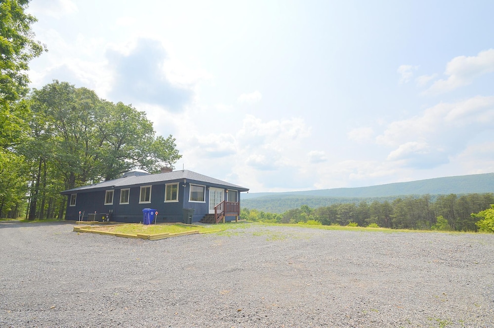 Black Bear Cabin - The Mountain Retreat!