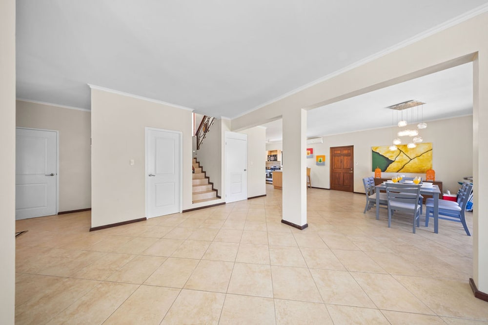 Gold Coast 4br4 5BA Villa w Privatepool Gym