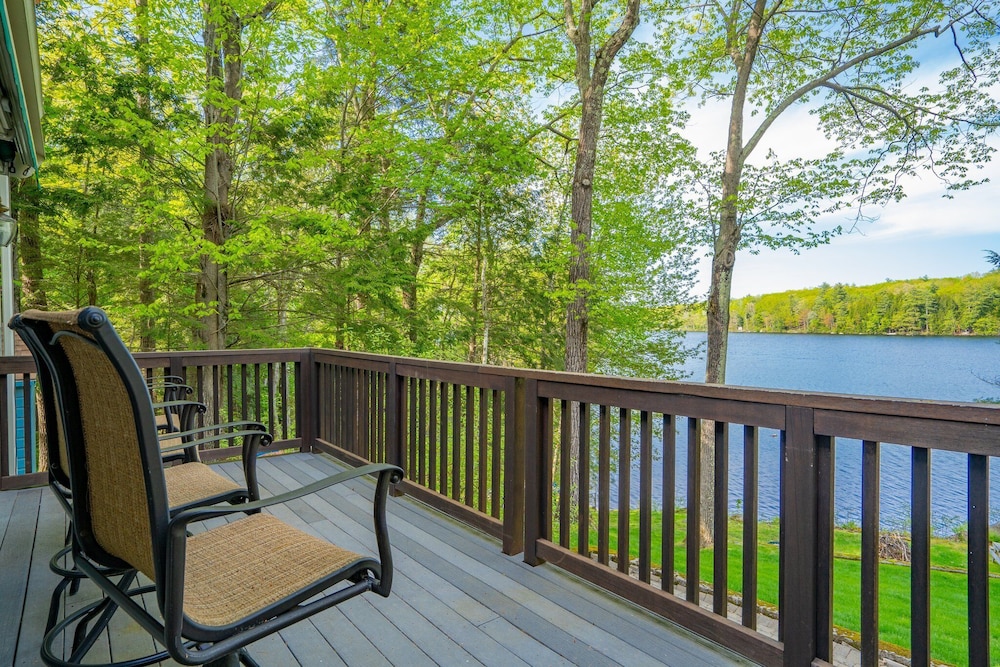 Waterfront w/ Kayak's, Sup's and Ping Pong Table!