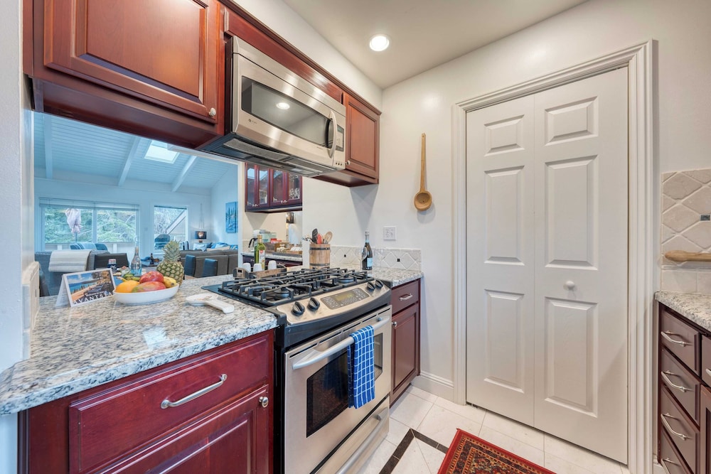 Ski Way by Avantstay Cozy Tahoe Home w/ Fireplace & Balcony