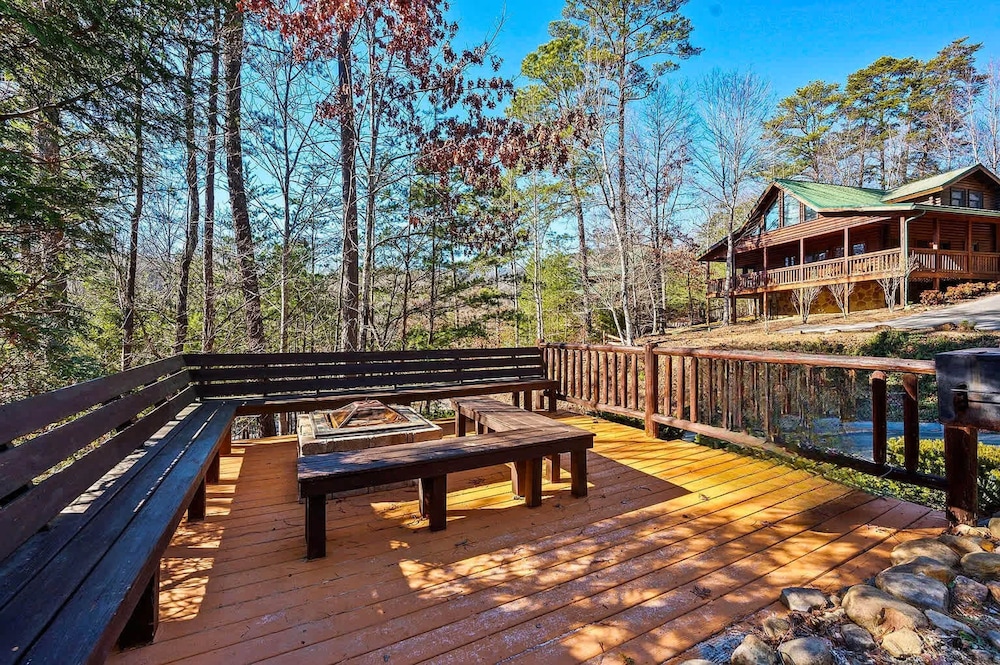 Knotty Pines - Lux Lodge Pool Theater Hot Tub