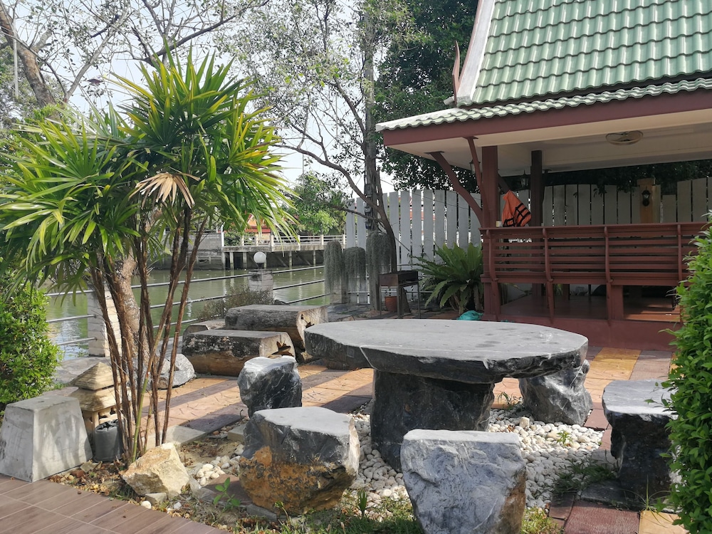 Kumkhumsriwangchai Amphawa