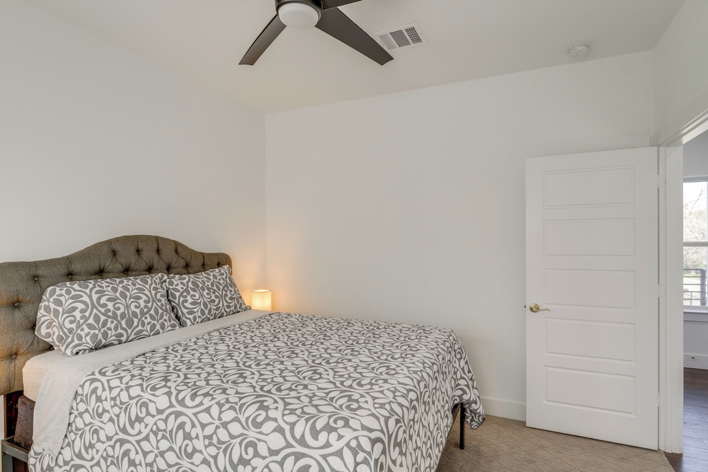 Sleek Home w/ Screened Patio & Yard in Houston!