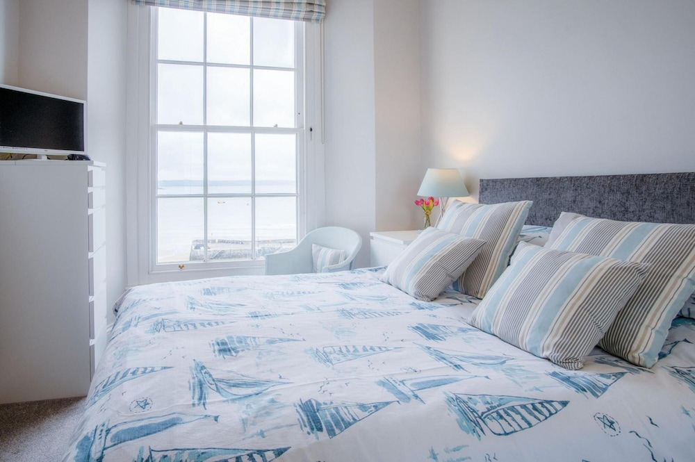 Belle Vue Court - 2 Bedroom Apartment - Tenby view 3