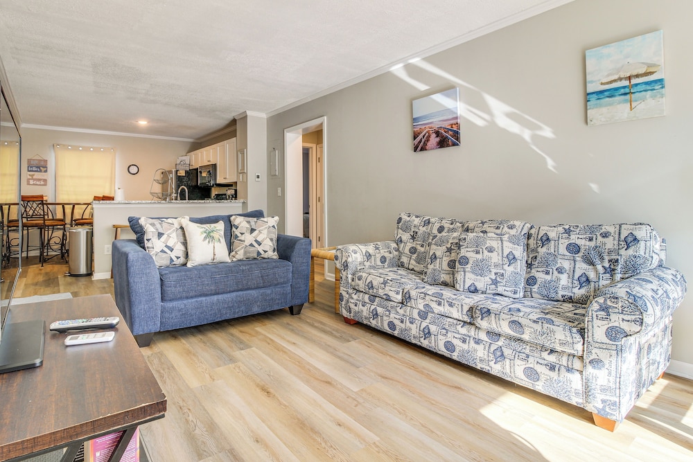 Walk to Ocean: North Topsail Beach Gem w/ Balcony!