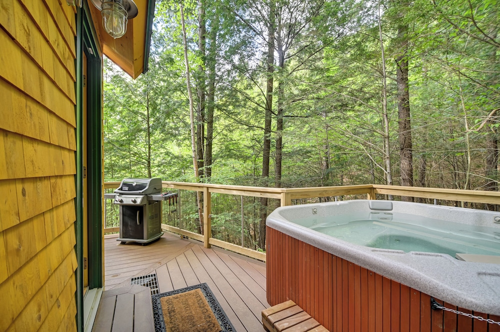 Tree House w/ Hot Tub: Near Sunday River Resort!