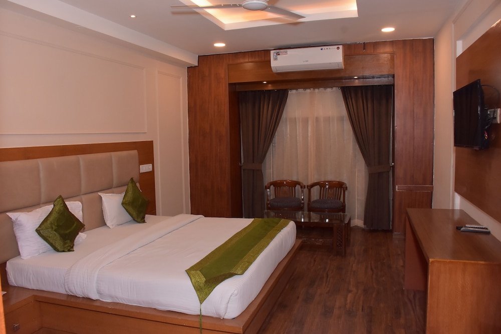 Clarks Inn Express Baddi view 4