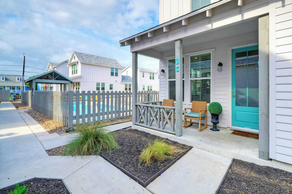 2 Homes in Old Town by Avantstay Sleeps 19, Pool, Newly Built Walk to Eats, Music, & More