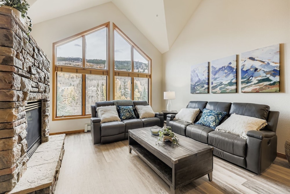 5094 Gateway 3 Bedroom Condo