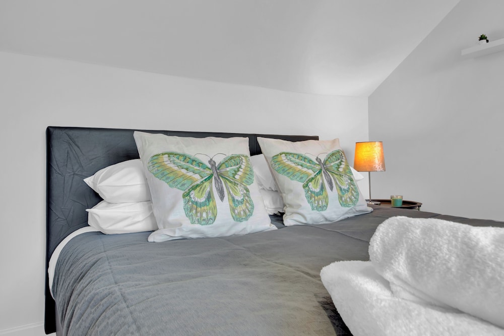 Remarkable Serviced Room West Drayton London UB7 view 3