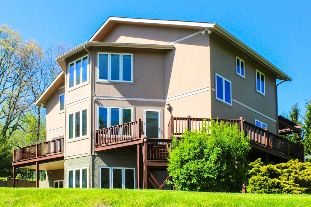 Spruce Pine Retreat w/ Gas Grill + Mtn Views! view 4