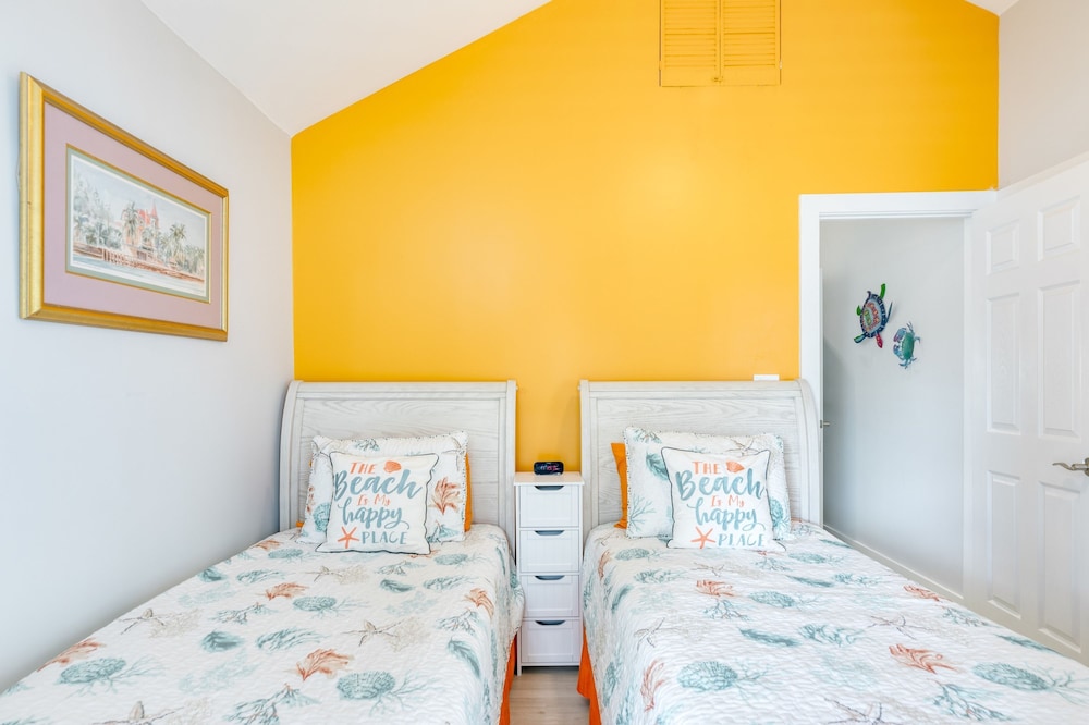 Bahamian Reed by Avantstay Walk to Everything w Community Pool Week Long Stays Only