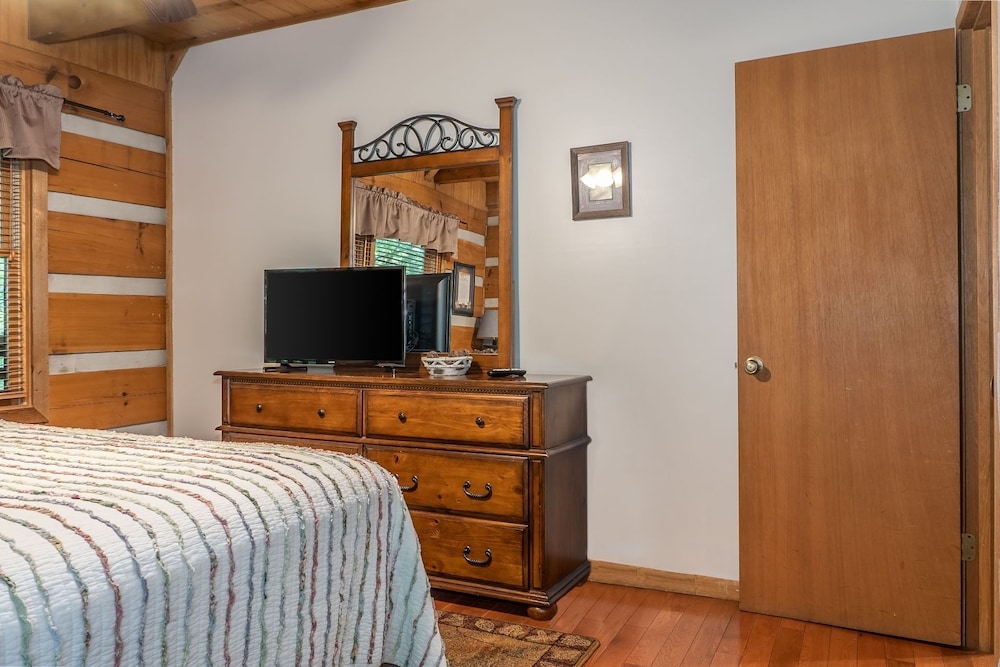 The Loon's Nest - Great Location! - Convenient To Everything! 2 Bedroom Cabin by RedAwning view 3