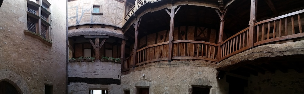 Maison Bakea