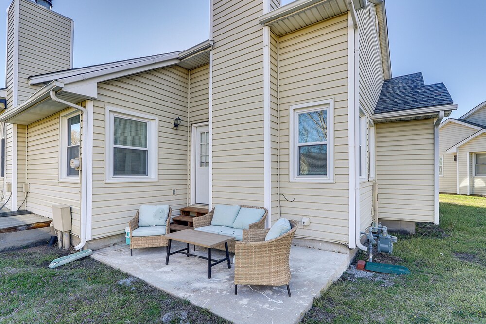 Wichita Townhome w/ Patio: 9 Mi to Downtown! view 4