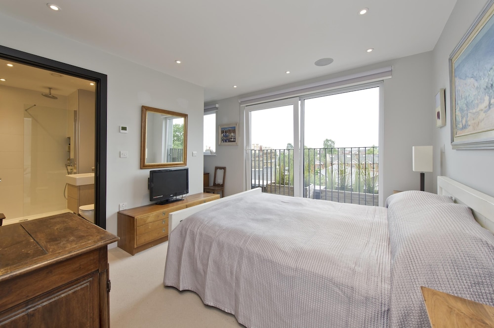 Fabulous 2-bed Penthouse Wimbledon
