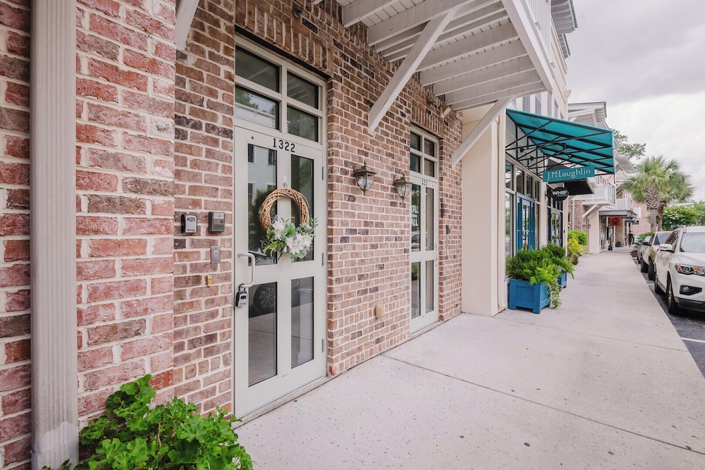 Lowcountry Landing! 3-story Townhouse in Old Town's Promenade
