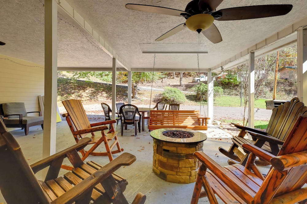 ~ 1 Mi to Dollywood: Home w/ Hot Tub & Grill view 3