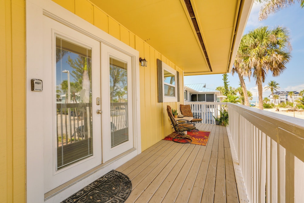 Dog-friendly Getaway: Steps to Fort Myers Beach!