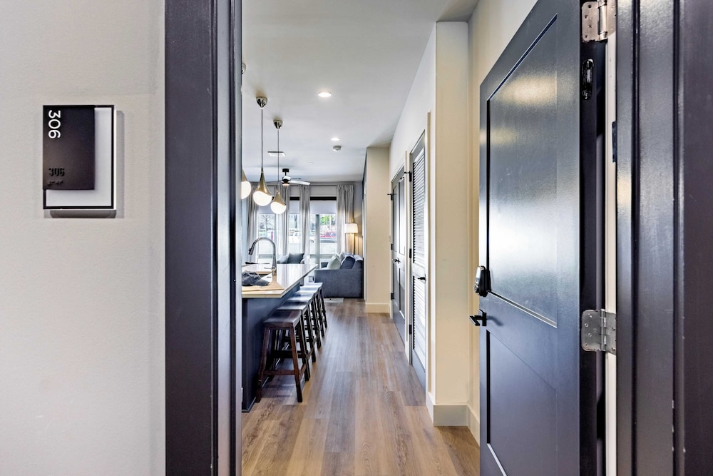 Sleeps 24 4 Modern Midtown Apartments w/ Gym + Pool Walkable to Shops & Eats