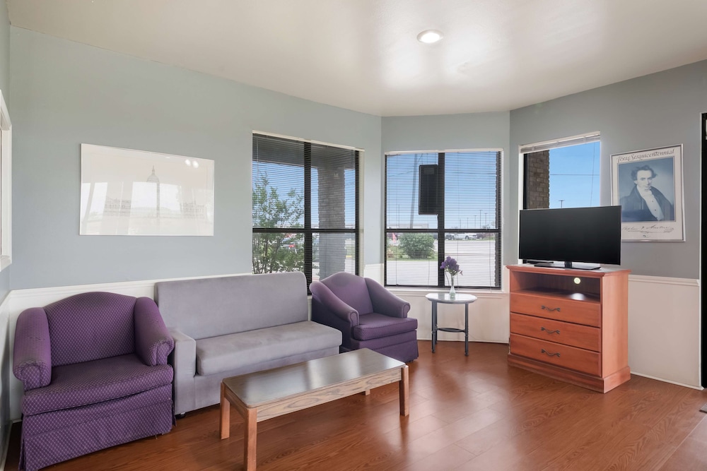 Americas Best Value Inn Lockhart view 3