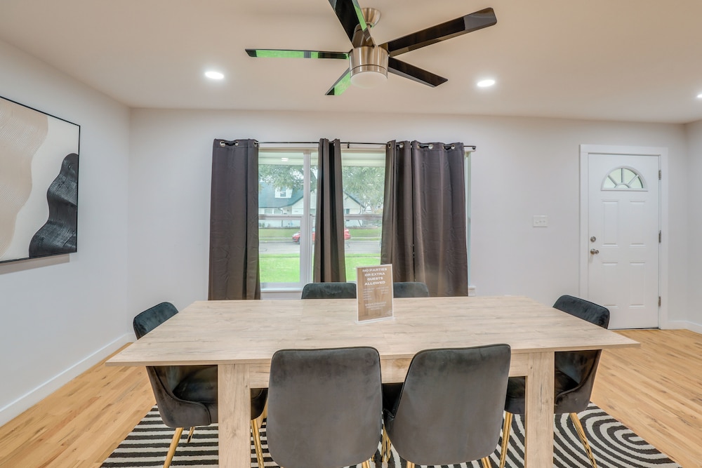 14 Mi to Dallas: Irving Escape w/ Patio & Fire Pit