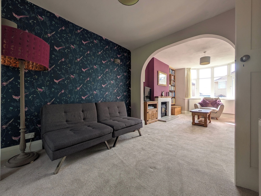 Cherry View House. 3-beds - Sleeps up to 8, Garden & Parking. Short Stays of all Types Welcome