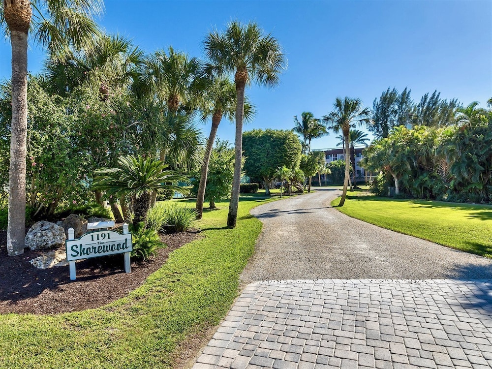 Shorewood Condos by Dream Vacation Rentals
