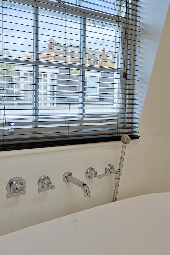 Luxe Home With Cinema Room - South Kensington