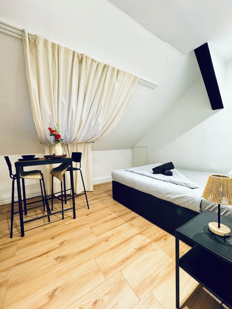 Comfortable 5 BR Apt near Schonbrunn