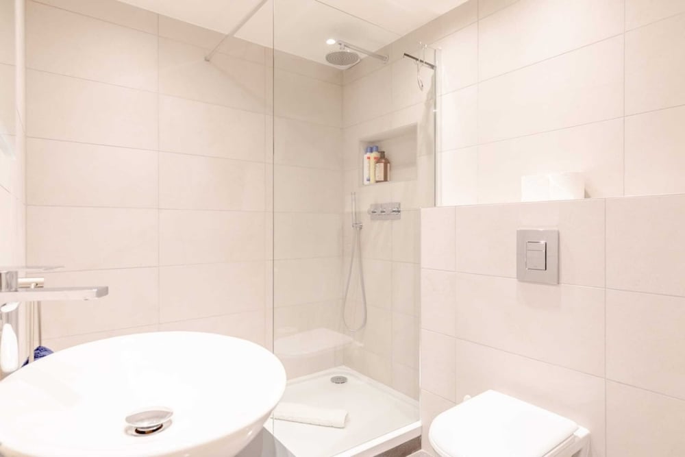 Beautifully Presented 2BD Flat W/patio- Kensington