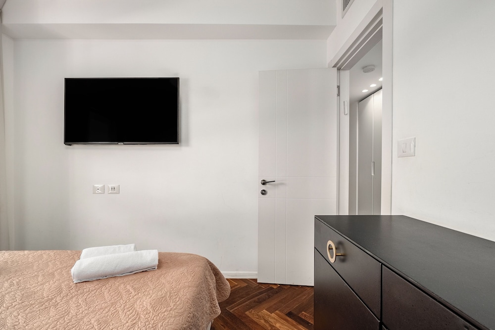 Rooftop Jacuzzi Penthouse by Sea N' Rent view 4