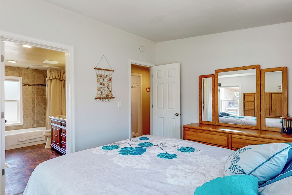 Paradise Point: Lakefront Escape w/ Views