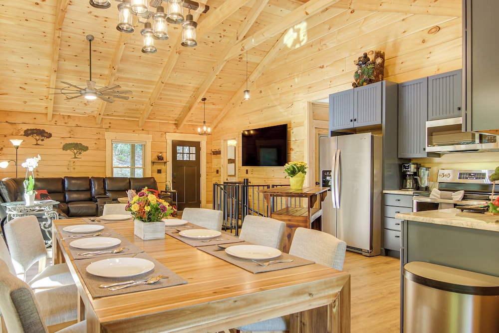 Amazing Waterfall! New Scenic Black Mtn Log Cabin