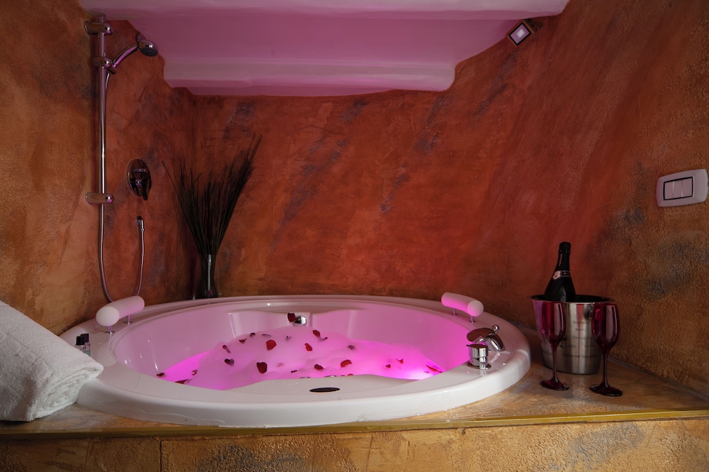 navona jacuzzi apartment