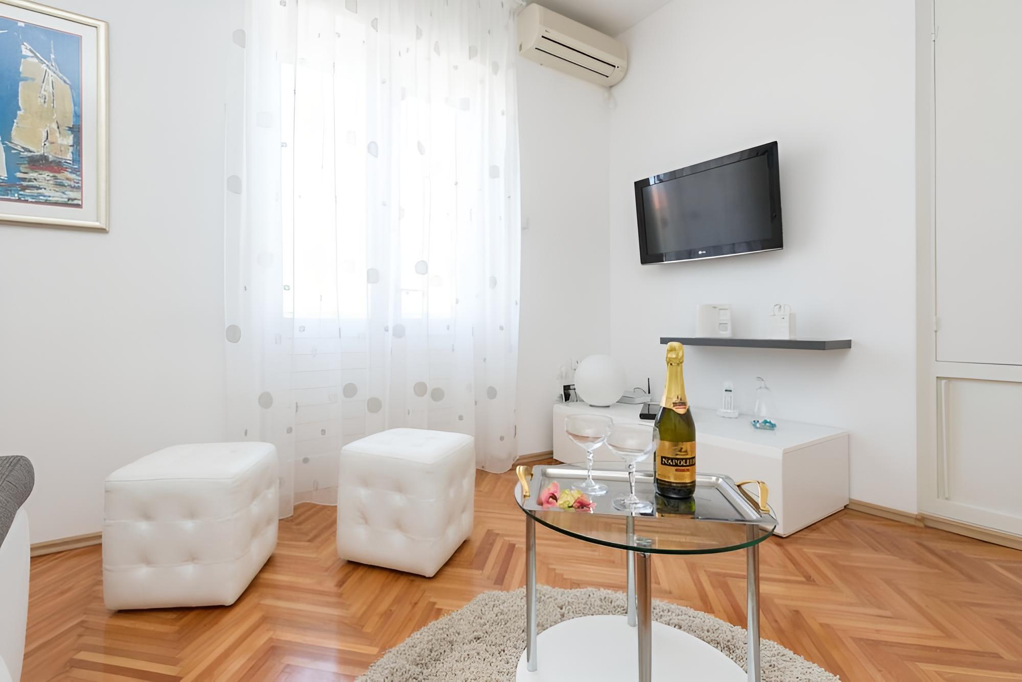 Neven - Comfortable & Great Location - A1 view 3
