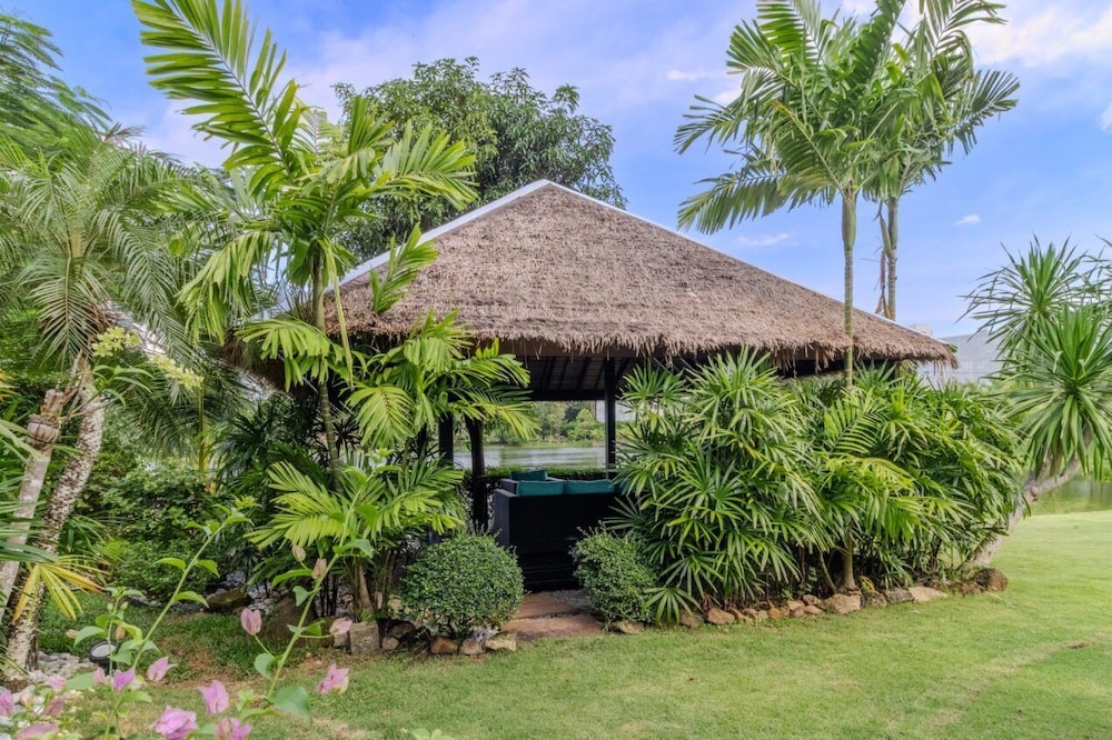 Famous Baan Bua Luxury Estate V238