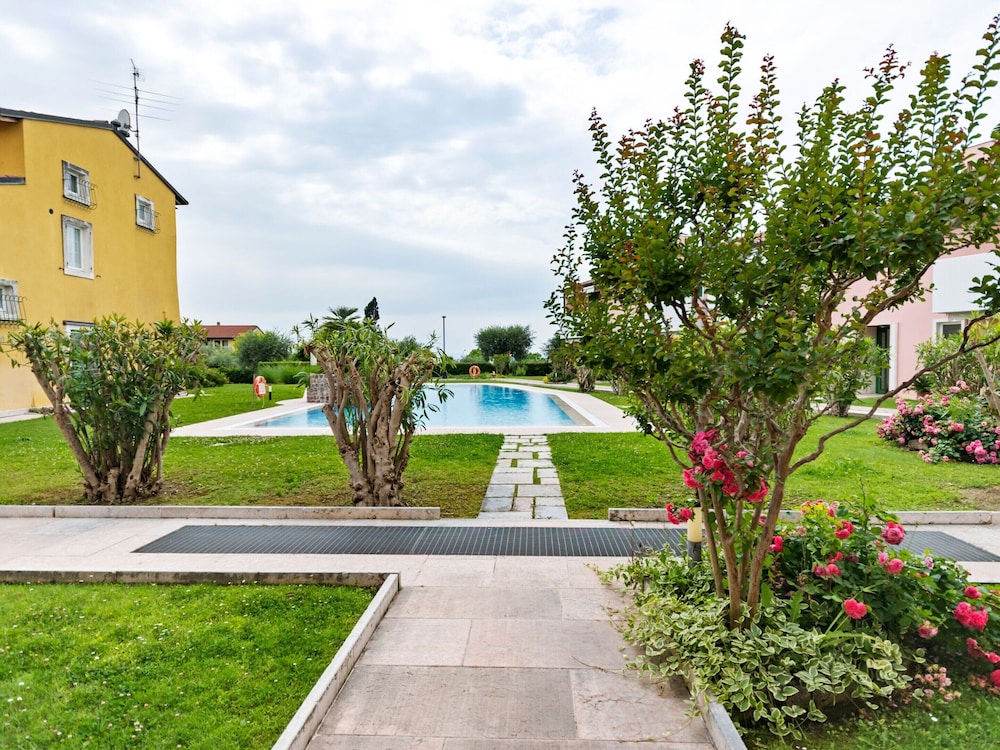 Vibrant Holiday Home in Lazise with Swimming Pool near Lake photo 2