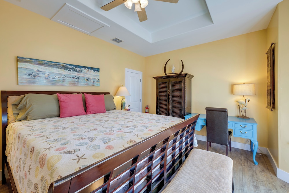 Port Aransas Home: Private Pool < 1 Mi to Beach!