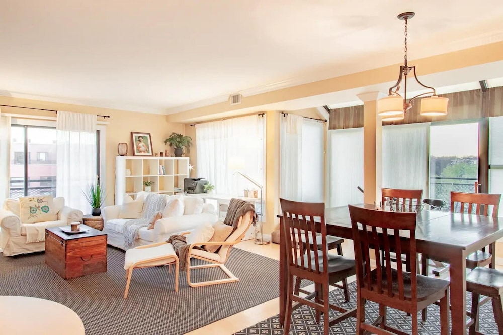 Gorgeous Rosslyn Penthouse w Views Free Parking Metro Subway, Photo 24