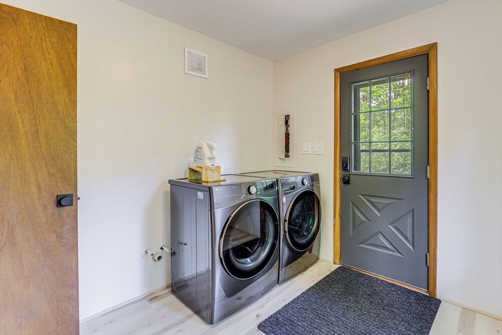 Roscommon Chalet w/ Hot Tub Near Higgins Lake!