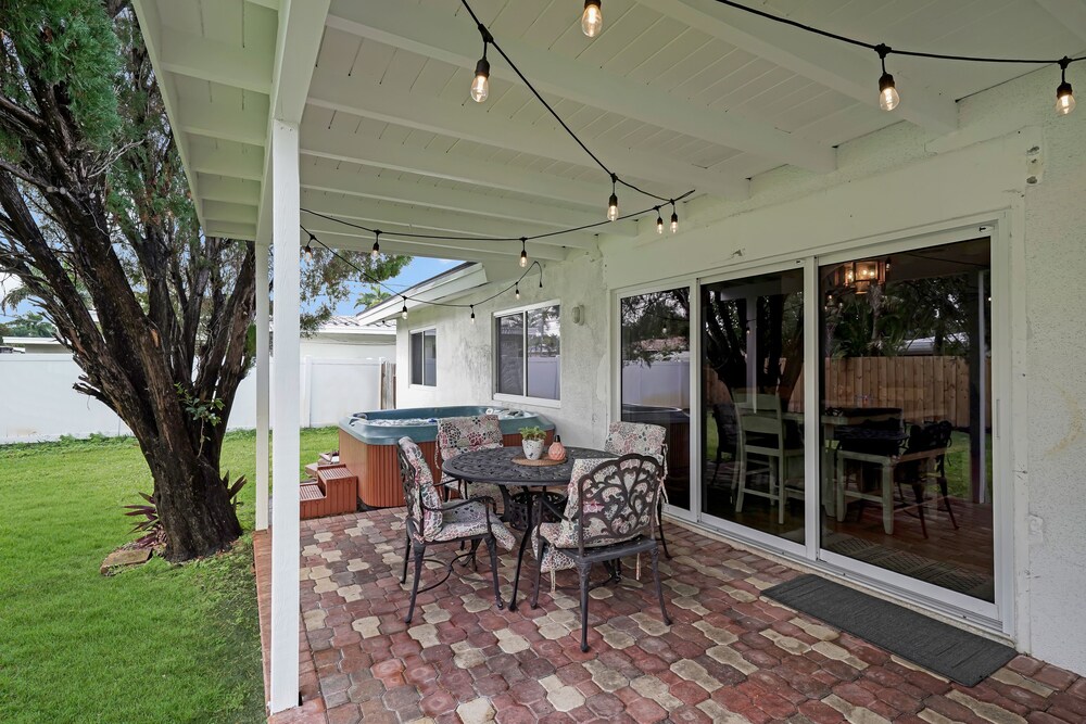 Retro Getaway in Oakland Park