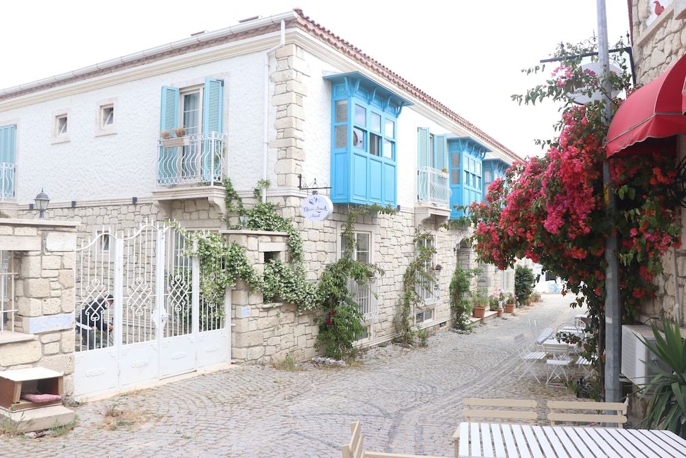 Hotel Mavi Konak Alacati - Image 1