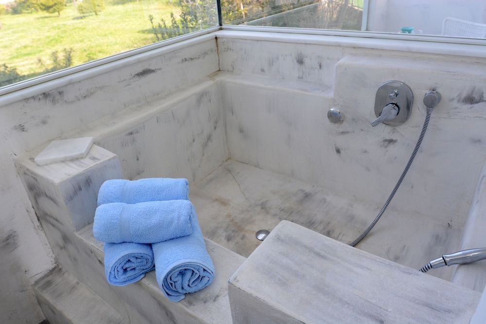 Kouros Home Hotel
