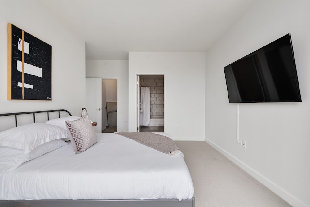 Mag Mile Retreat Stunning Views High-end 2BR