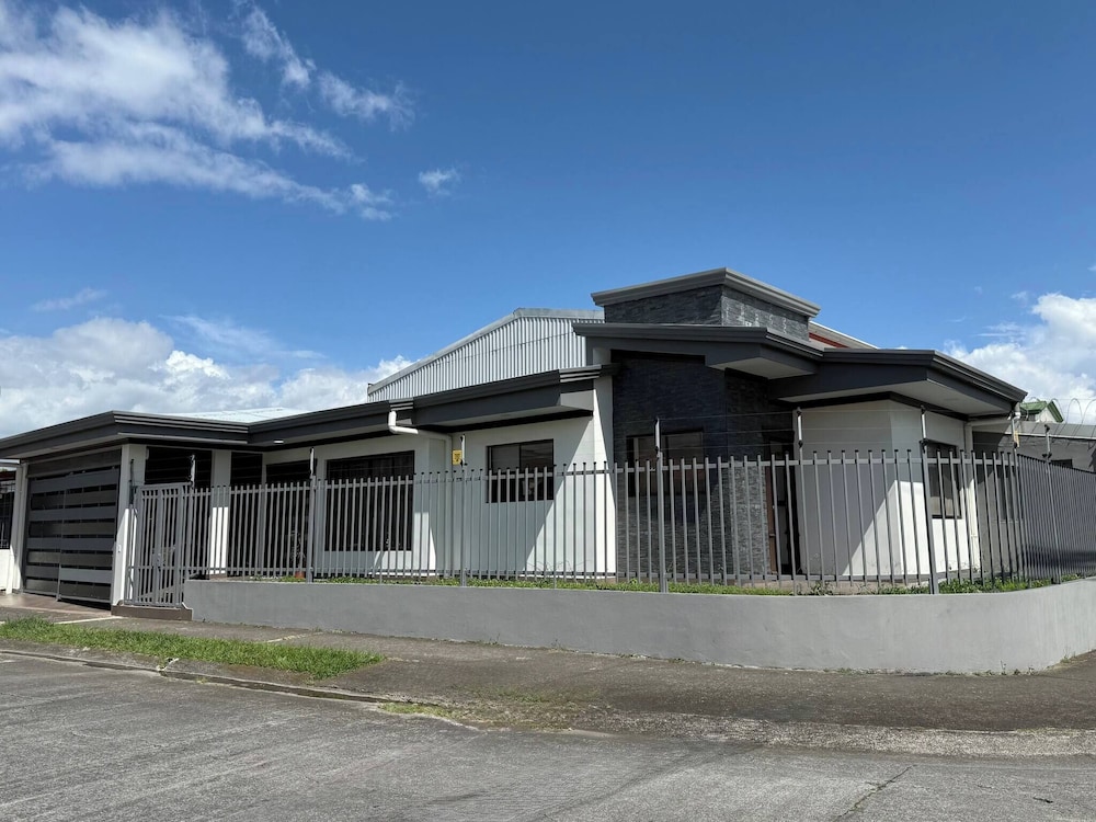 Fully Equipped 3 Beds 2 Cars 20-min Airport