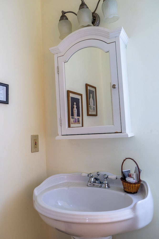 The Chimney Rock Inn & Cottages