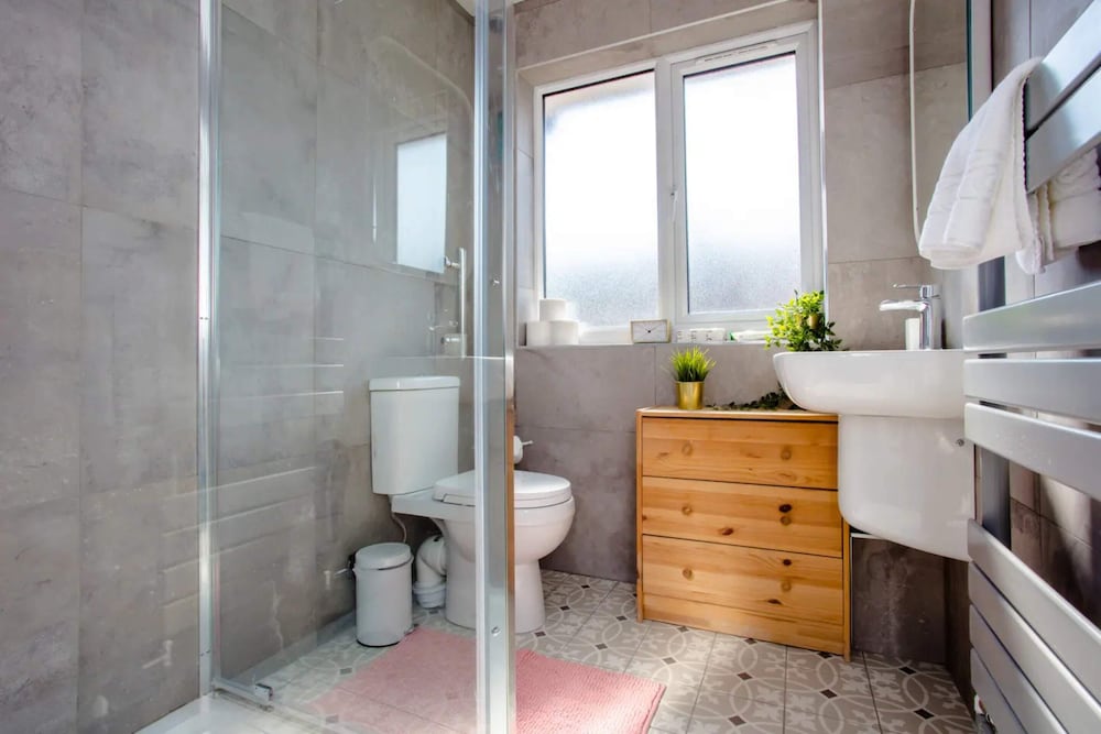 Stylish 4BD House With Private Garden - Stratford