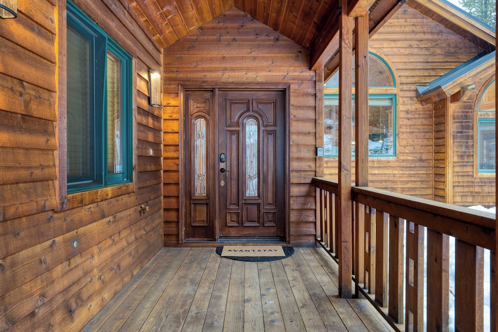 5 Mins to Ski Resort Ping Pong, Pool Table, Deck Donner Ridge by Avantstay