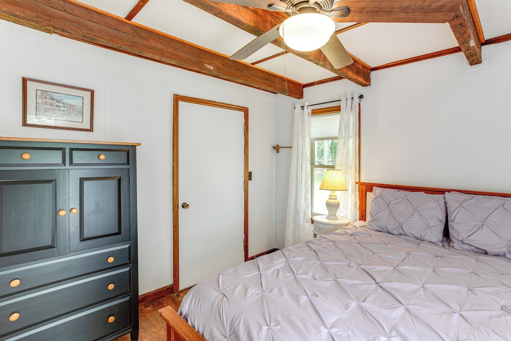 Lake Wateree Retreat: Dock & Screened Porch!